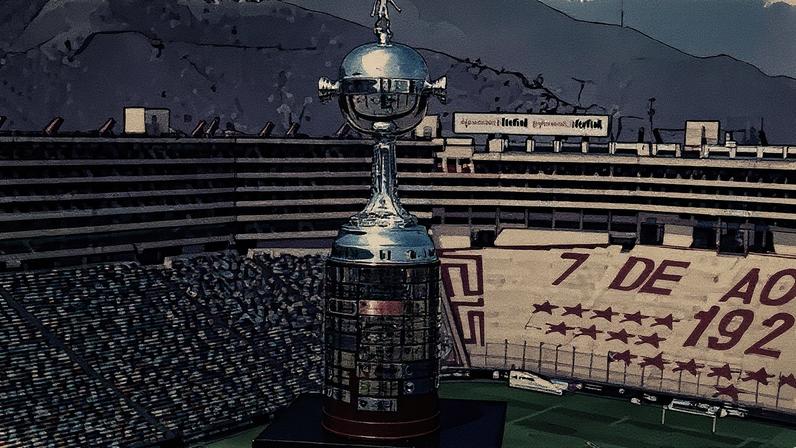 Taça da Libertadores exposta no Estádio Monumental "U", que será palco da final do torneio em 2025 (Foto: Divulgação / Conmebol)