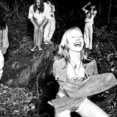 Rhian Teasdale dança em sangue no videoclipe Mangetout