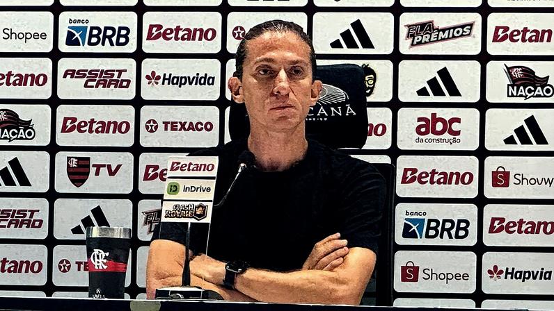 Filipe Luís em coletiva do Flamengo (Foto: Lucas Bayer/Lance!)