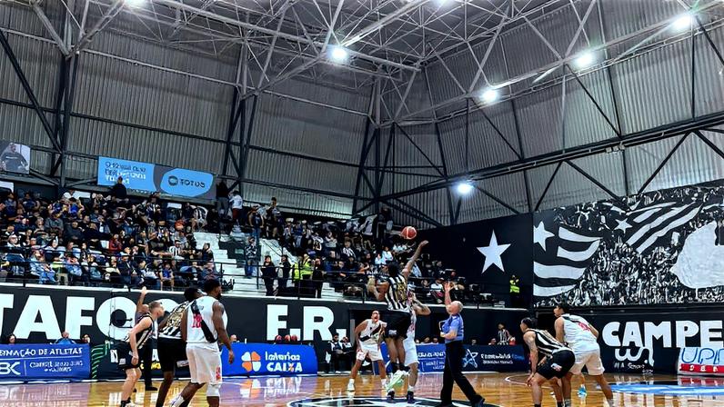 Botafogo vence clássico contra o Vasco pela NBB (Foto: Pedro Bernardo / Lance!)