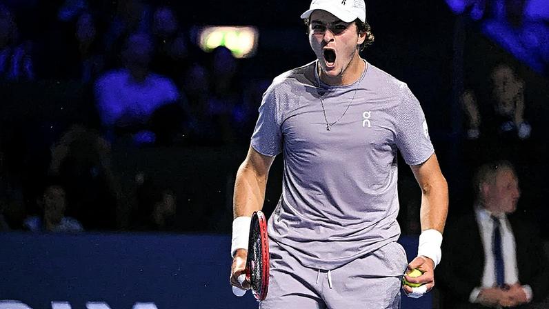 João Fonseca vence final e é o novo campeão do ATP Basileia. (Foto: Fabrice COFFRINI / AFP)