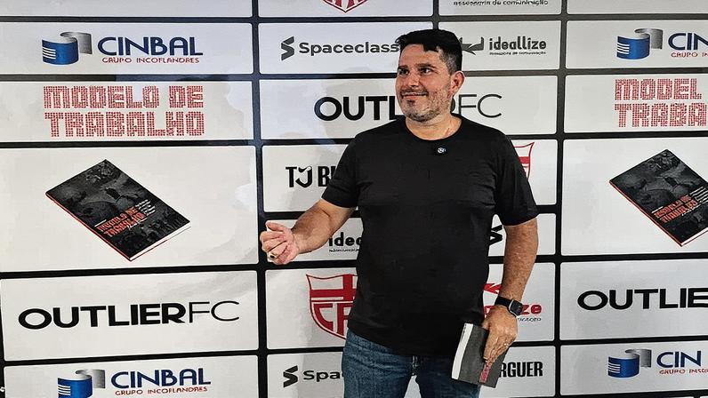 Barroca lançou livro no Maracanã (Foto: Leonardo Bessa/Lance!)