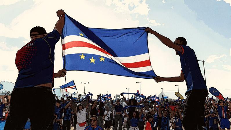 Vozinha comemora com o zagueiro Robero Lopes em jogo de Cabo Verde — Foto: Divulgação/Fifa