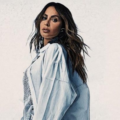 Alinne Rosa exibe tanquinho em rara aparição com namorado no show de Ivete