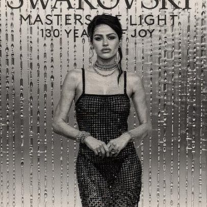 Amelia Gray Hamlin brilha em vestido translúcido na Swarovski ao lado de Lisa Rinna