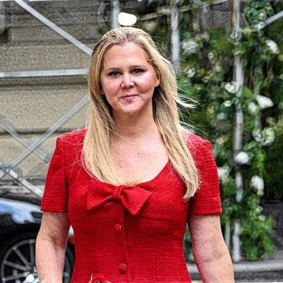 Amy Schumer exibe emagrecimento com Mounjaro em vestido vermelho romântico