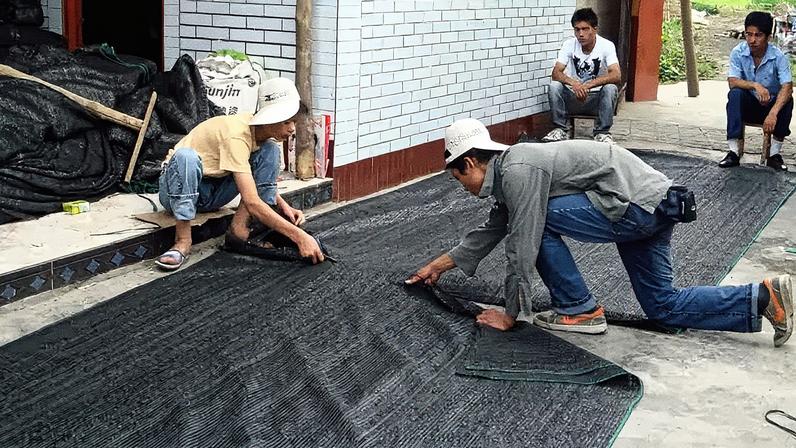 Cristãos preparam cobertores térmicos para serem entregues a moradores de rua