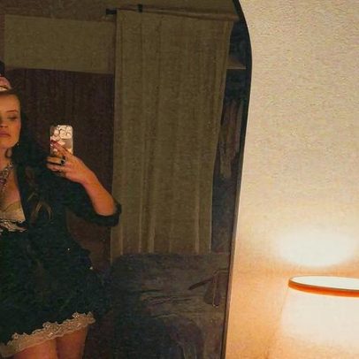 Ava Phillippe exibe minivestido estiloso em nova foto