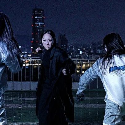 Performa leva duplas digitais e crianças repetindo sons de animais para Nova York