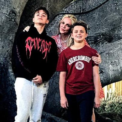 Federline afirma que os filhos acordaram enquanto Britney os observava dormindo com faca na mão