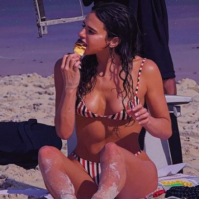 Bruna Marquezine curte queijo coalho em dia ensolarado no Rio