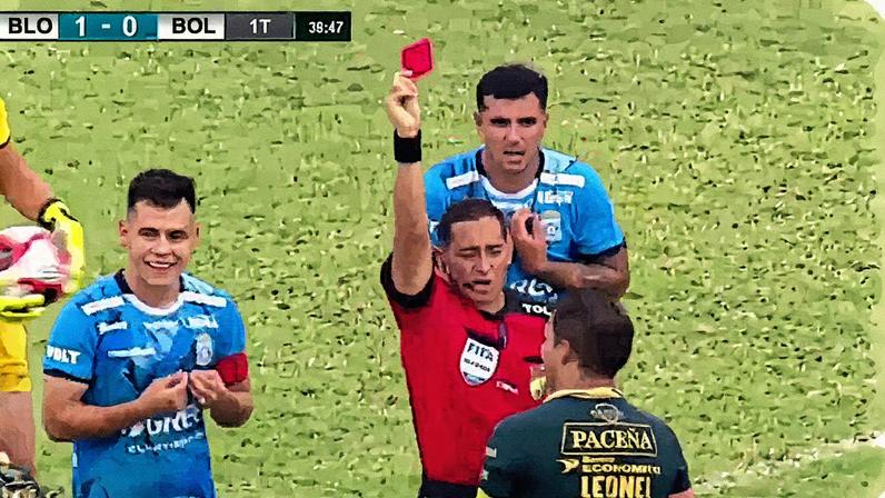 1 de 1 Juiz expulsa sete jogadores em jogo da 20ª rodada do Campeonato Boliviano — Foto: Reprodução / Fútbol Canal