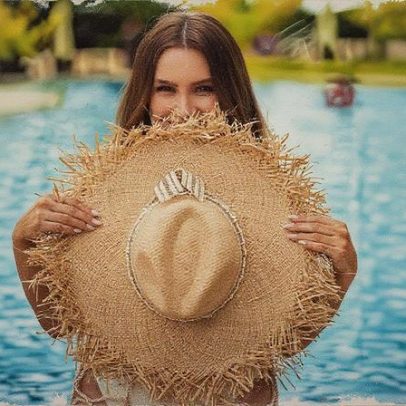 Carla Díaz arrasa com biquíni e saída de praia em dia de sol na Bahia