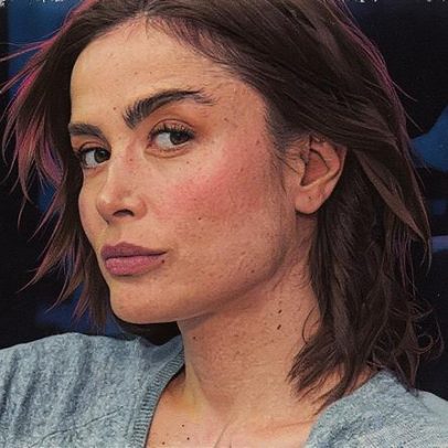 Maria Casadevall leva a namorada Larissa Mares a estreia VIP de peça