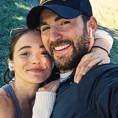 Sogro de Chris Evans deixa dica sobre bebê antes do nascimento com Alba Baptista