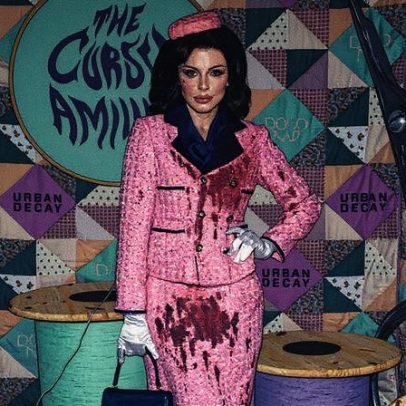 Julia Fox surpreende com fantasia de Jackie Kennedy ensanguentada