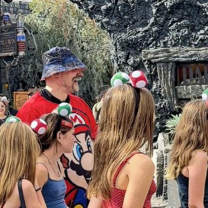 David Harbour faz dia em família com as filhas de Lily Allen durante o divórcio