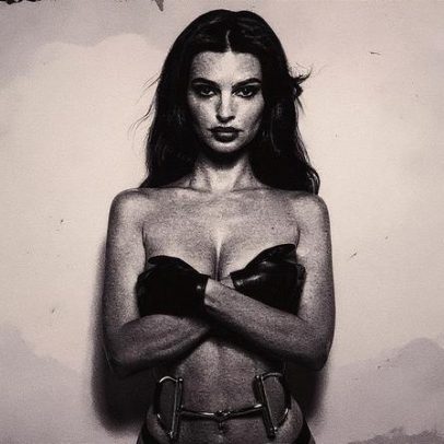 Emily Ratajkowski usa apenas cinto Gucci de 2.450 dólares para Beyond Noise