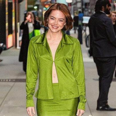 Emma Stone usa look verde dos anos 90 de Donna Karan popularizado por Gwyneth Paltrow