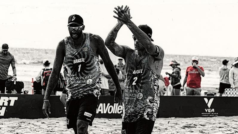 Evandro e Arthur Lanci estão na semifinal da etapa de Newport Beach do Elite 16 (Foto: Volleyball World)