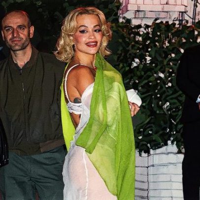 Vestido branco translúcido de Rita Ora revela roupa íntima rendada por baixo