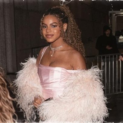 Filha idêntica a Beyoncé, Blue Ivy usa vestido rosa com penas no baile beneficente de 2025 em Nova York