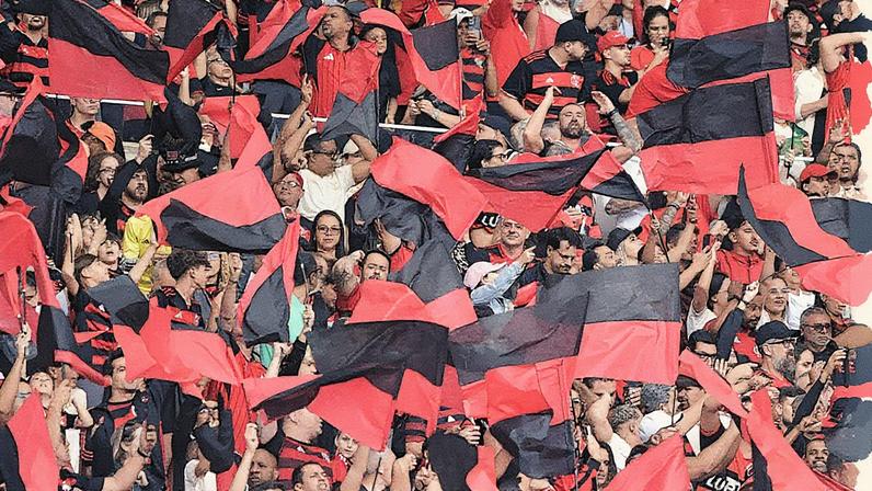 Torcida do Flamengo no Maracanã durante o jogo contra o Palmeiras (Foto: Thiago Ribeiro/AGIF)