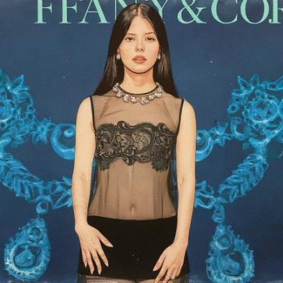 Mia Goth usa vestido transparente da Ferragamo com joias Tiffany na estreia de Frankenstein em Nova York
