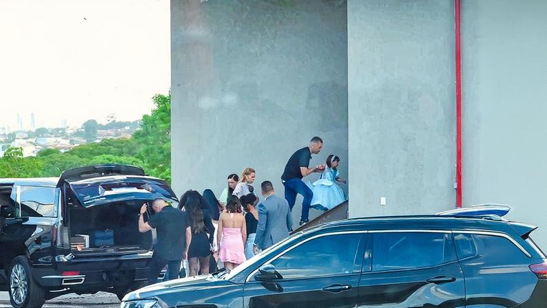 Virginia Fonseca com familia de Vini Jr. no aniversário de Maria Flor — Foto: Rômulo Carvalho / AgNews