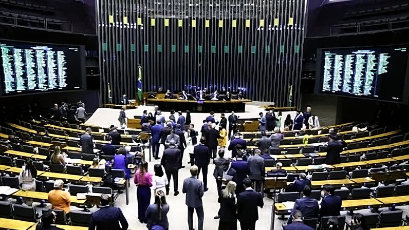 Câmara aprova projeto que torna crime hediondo falsificar bebidas