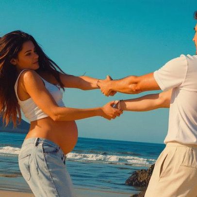 Camila Queiroz e Klebber Toledo fazem ensaio na praia esperando a primeira filha