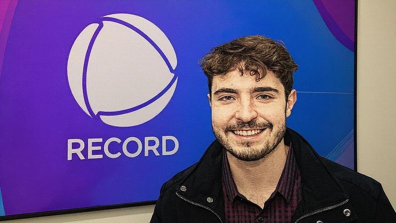 João Augusto Liberato assina contrato com a Record — Foto: Divulgação/Edu Moraes