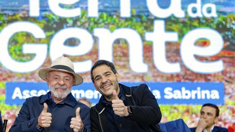 Lula e Jorge Messias durante cerimônia de desapropriação da Fazenda Brasileira e criação do Assentamento Maila Sabrina, no Paraná. Provável indicado do presidente ao STF, advogado-geral da União tem se posicionado contra interesses do agro e a favor de movimentos como o MST. (Foto: Ricardo Stuckert/PR)