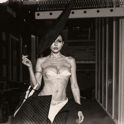 Julia Fox usa vestido revelador e sutiã em gala em Londres