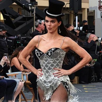 Kendall Jenner abre Vogue World 2025 com traje de Moulin Rouge de Nicole Kidman