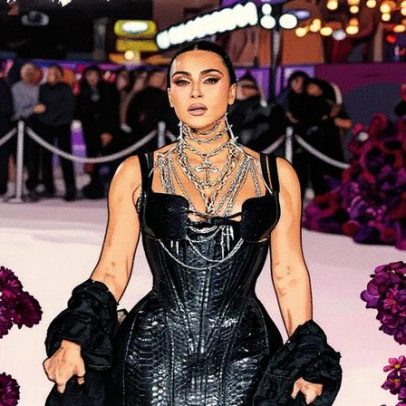 Kim Kardashian usa vestido preto de couro Dilara Findikoglu na estreia londrina de All's Fair