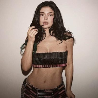 Kylie Jenner usa look ousado feito de conjuntos de batom pela Laurel DeWitt para o 10º aniversário da marca