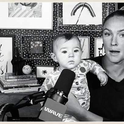 Kylie Kelce mostra pela primeira vez rosto da filha Finnley no podcast