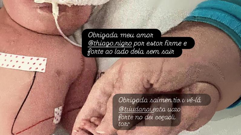 Maíra Cardi mostra Eloáh segurando o dedo do pai, Thiago Nigro — Foto: Reprodução/Instagram