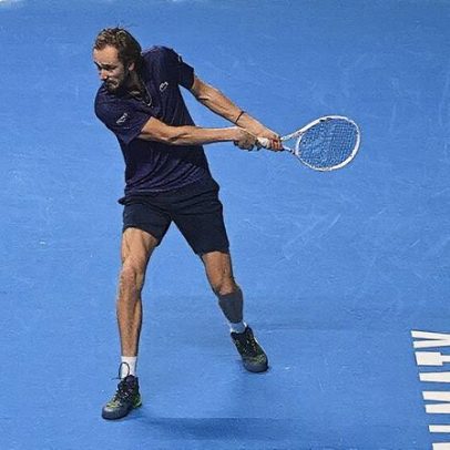 Medvedev vence Moutet e encerra jejum com 21º título diferente