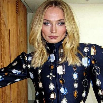 Sophie Turner tem encontro secreto com Chris Martin, aponta relatório