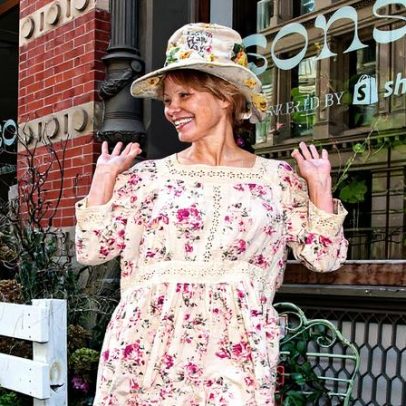 Pamela Anderson se destaca com visual floral em evento de cuidados com a pele com tema jardim