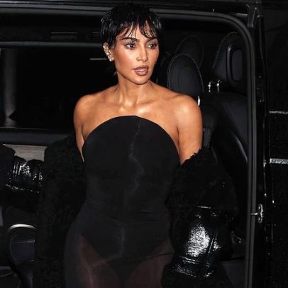 Kim Kardashian surpreende com corte pixie e se parece com Kris Jenner em Paris