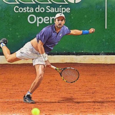 Quadra fica pesada após chuva, jogadores contornam dificuldades