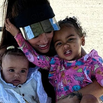 Bruna Biancardi aproveita dia de praia em Santos com as filhas Mavie e Mel