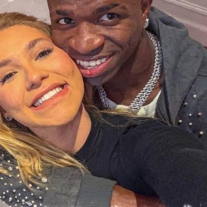 Vini Jr. carrega bolsa da Virgínia enquanto amiga se diverte