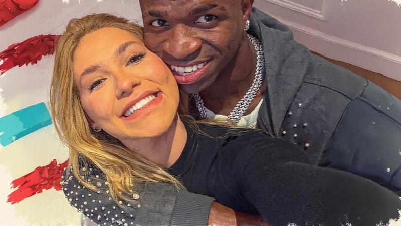 Vini Jr. carrega bolsa de Virginia Fonseca — Foto: Reprodução/ Instagram