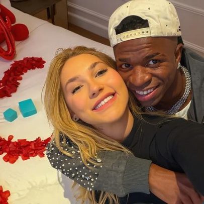 Virginia se emociona com camiseta de foto dela e Vini Jr. no pedido de namoro