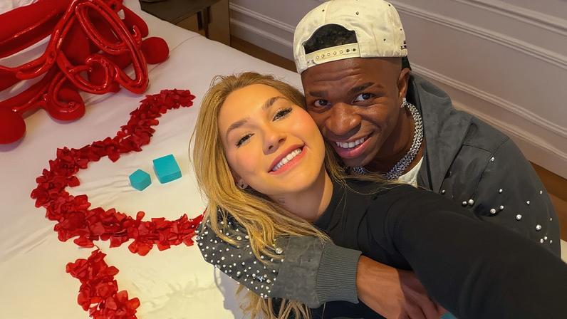 Virginia se encanta com camiseta com foto dela e Vini Jr. no pedido de namoro — Foto: Reprodução/ Instagram