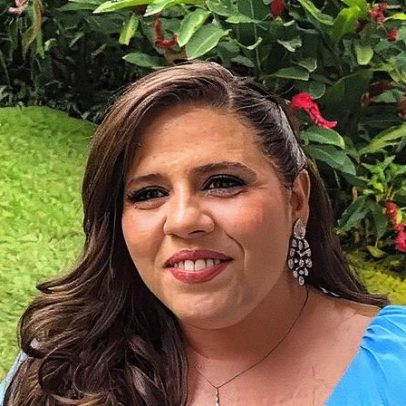 Tati Machado se emociona ao chegar ao casamento da amiga Lexa